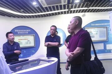 四川達州經(jīng)開(kāi)區黨工委委員、公安分局局長(cháng)劉保華一行赴遠望信息參觀(guān)考察