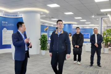 濱江區管委會(huì )副主任、副區長(cháng)佘堅一行來(lái)遠望信息考察指導工作